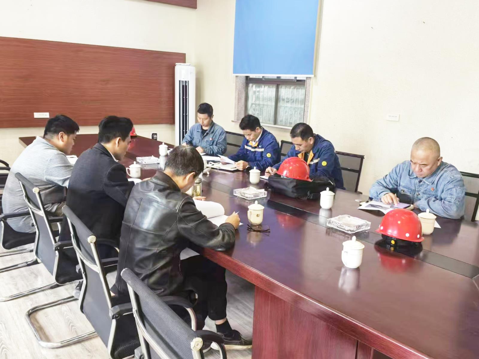 厂区实地考察座谈.jpg 厂区实地考察座谈.jpg