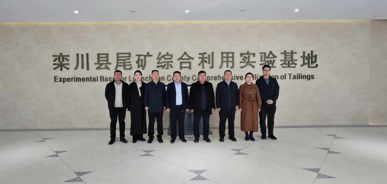 考察调研人员合影留念.jpg