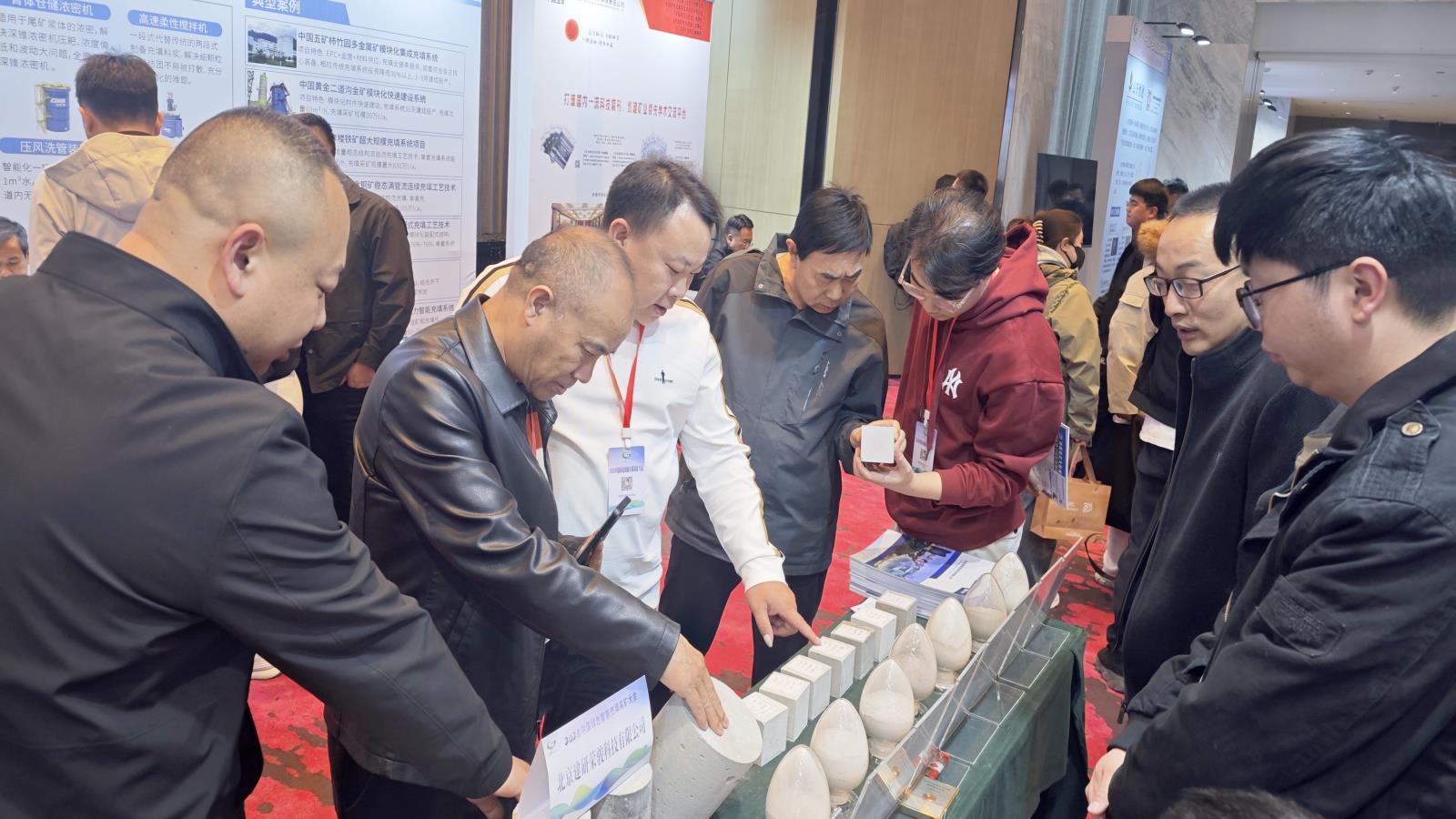 建研荣骏展位企业咨询现场.jpg