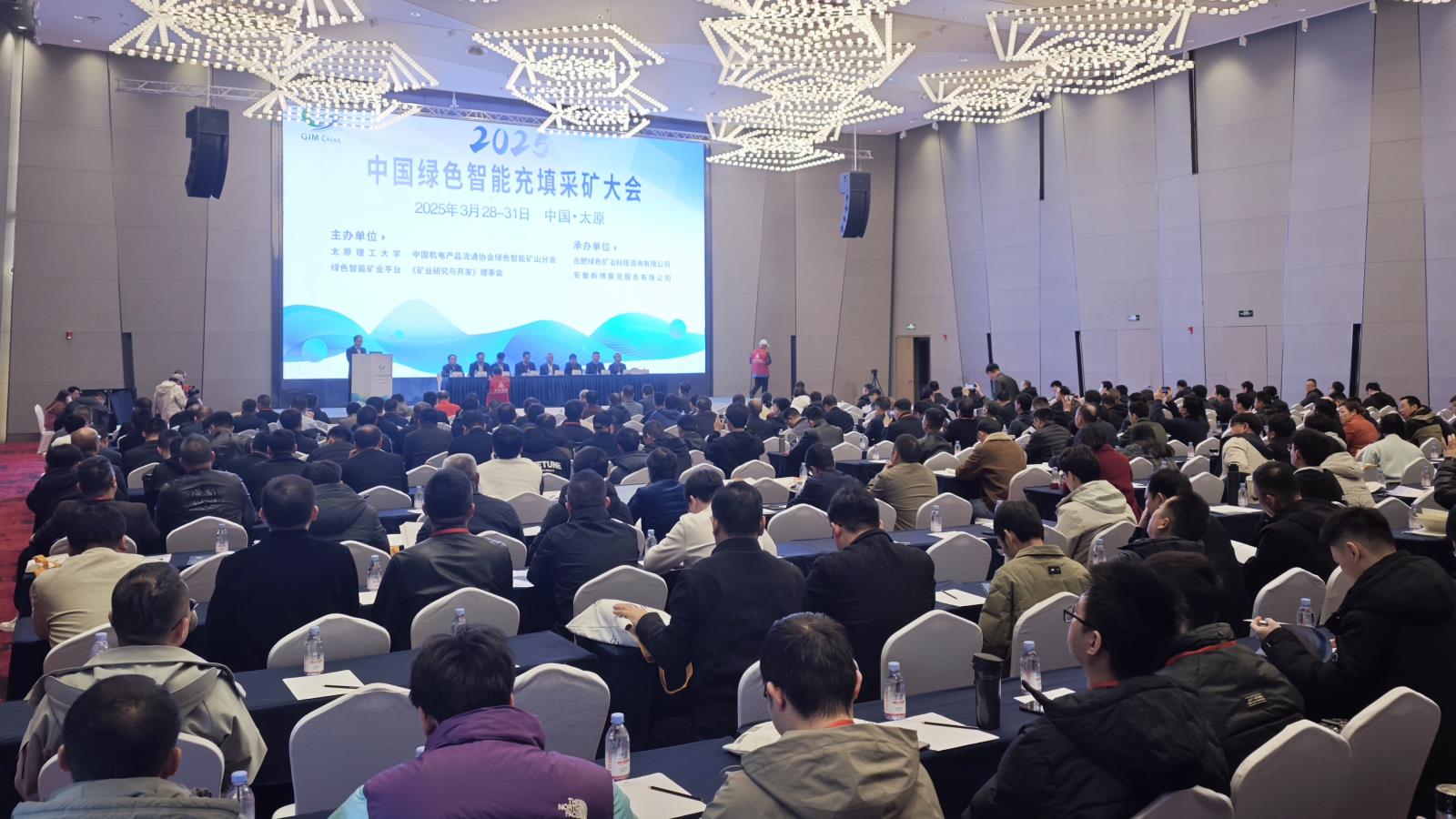建研荣骏展位企业咨询现场.jpg